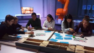 Les étudiants fabriquent des robots à partir de cubes multi-fonctions