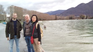 Les étudiants au bord du lac d'Annecy