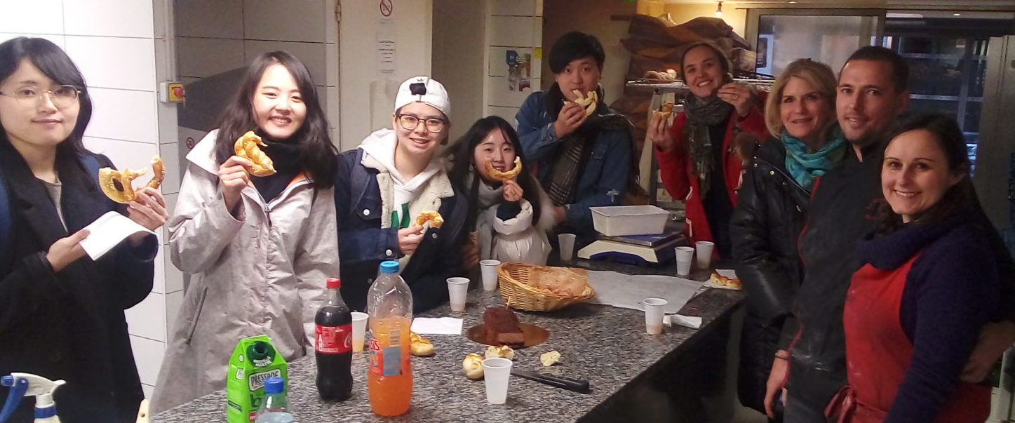 Read more about the article Les étudiants du CILFA ont fabriqué des bretzels et des chaussons aux pommes dans une boulangerie pâtisserie !
